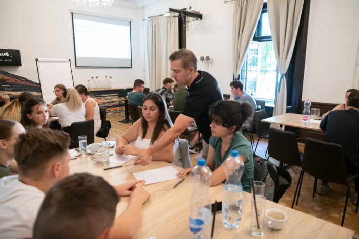 Rólunk bar2176